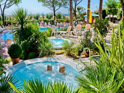 Familienhotel - Kinderbetreuung in Altersgruppen - Italien - Außer dem großen Pool und dem Baby Pool, stehen Ihnen auch zwei Whirlpools zur Verfügung, hier ist für Sie Relax angesagt ! ☺ - PARK HOTEL PINETA - Family Relax Resort