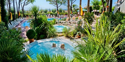 Familienhotel - Umgebungsschwerpunkt: Strand - Italien - Außer dem großen Pool und dem Baby Pool, stehen Ihnen auch zwei Whirlpools zur Verfügung, hier ist für Sie Relax angesagt ! ☺ - PARK HOTEL PINETA - Family Relax Resort