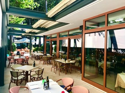 Familienhotel - Pools: Außenpool beheizt - Italien - Unsere Restaurant hat auch ein Teil direkt in den ruhige Garten des Hotel unten die Piniewald.  - PARK HOTEL PINETA - Family Relax Resort