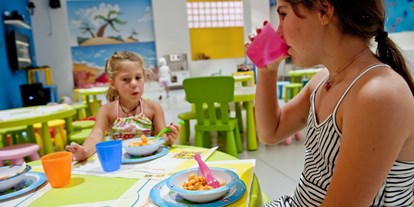 Familienhotel - Kinderbetreuung in Altersgruppen - Pesaro Urbino - Kinder essen - Das Hotel des Bären Bo