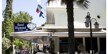 Familienhotel - Pesaro Urbino - Hotel Diamond - ein Gastgarten der einlädt - Hotel Diamond