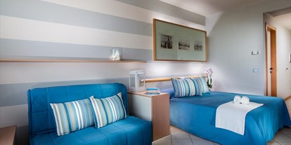 Familienhotel - Kinderbetreuung in Altersgruppen - Zadina Pineta Cesenatico - Zimmer mit Doppelbett und Couch - Hotel Sport & Residenza
