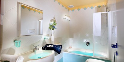 Familienhotel - Kinderbetreuung in Altersgruppen - Rimini Viserbella - Großes Badezimmer mit Wanne - Hotel Sport & Residenza