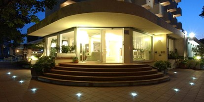 Familienhotel - Kinderbetreuung in Altersgruppen - Rimini Viserbella - Eingangsbereich vom Hotel - Hotel Sport & Residenza