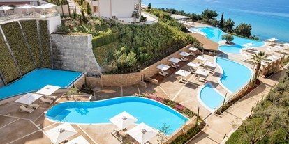 Familienhotel - Pools: Infinity Pool - Elia Beach - Lagunen Pool mit Kinder und Baby Becken - Ikos Resort Oceania