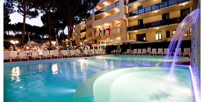 Familienhotel - Kinderbecken - Ravenna – Lido Adriano - Pool by night - Club Family Hotel Executive