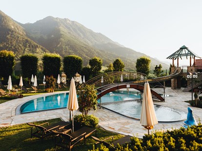Familienhotel - Wasserrutsche - Hüttschlag - großzügiger Naturgarten mit Pool - Hotel Berghof | St. Johann in Salzburg