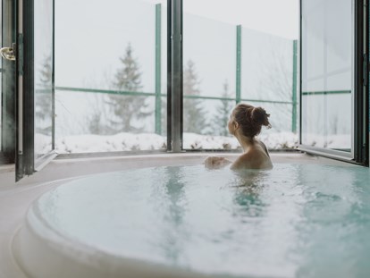 Familienhotel - Pools: Außenpool nicht beheizt - Wagrain - & nach dem Skifahren in unserem Wellnessbereich relaxen - Hotel Berghof | St. Johann in Salzburg
