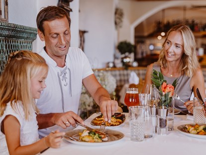 Familienhotel - Kinderbetreuung - Großarl - Kulinarische Köstlichkeiten auf hohem Niveau für Groß und Klein - Verwöhnhotel Berghof