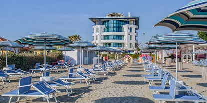 Familienhotel - Klassifizierung: 4 Sterne - Pinarella di Cervia (Ra) - Privater Strand dem Hotel gegenueber mit Sonnenschirmen und Liegen zur Verfuegung - Blu Suite Hotel