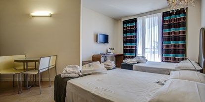 Familienhotel - Pools: Außenpool beheizt - Viserbella di Rimini - Das Zimmer von 28 Q.M. - Blu Suite Hotel