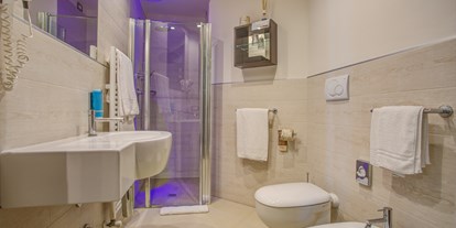 Familienhotel - Kinderwagenverleih - Rimini Viserbella - Das Badzimmer mit der Dusche - Blu Suite Hotel