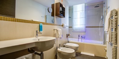 Familienhotel - Preisniveau: gehoben - Italien - Das Badzimmer mit der Wanne - Blu Suite Hotel