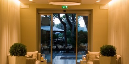 Familienhotel - Schwimmkurse im Hotel - Zadina Pineta Cesenatico - Eingangsbereich im Hotel - Europa Monetti LifeStyle & Family Hotel