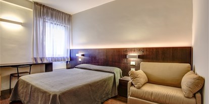 Familienhotel - Schwimmkurse im Hotel - Torre Pedrera di Rimini - Zimmer mit Doppelbett und Couch - Europa Monetti LifeStyle & Family Hotel