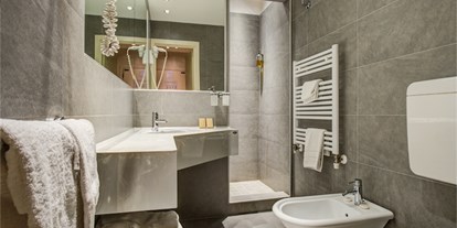 Familienhotel - Pools: Außenpool beheizt - Emilia Romagna - Badezimmer mit Dusche - Europa Monetti LifeStyle & Family Hotel