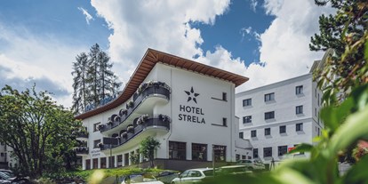 Familienhotel - Umgebungsschwerpunkt: See - Davos Wiesen - Aussenansicht Sommer - Hotel Strela