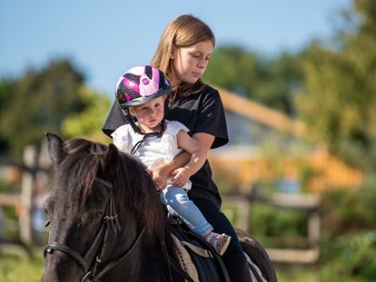 Familienhotel - Ausritte mit Pferden - Ponyreiten - Familotel Der Böhmerwald