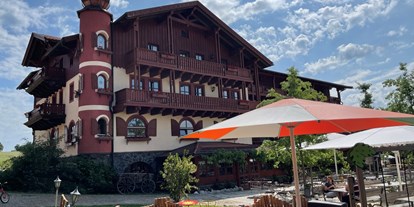 Familienhotel - Umgebungsschwerpunkt: Berg - Deutschland - Außenaufnahme Residenz mit Kleinkindspielplatz und Biergarten - Familotel Der Böhmerwald