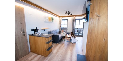 Familienhotel - Suiten mit extra Kinderzimmer - Bayern - Wohnzimmer in einer 3 - Raum Suite - Familotel Der Böhmerwald