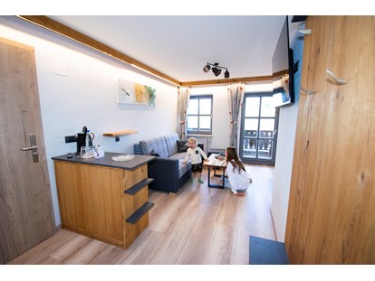 Familienhotel - Suiten mit extra Kinderzimmer - Wohnzimmer in einer 3 - Raum Suite - Familotel Der Böhmerwald