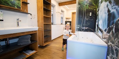 Familienhotel - Suiten mit extra Kinderzimmer - Bayern - Bad mit Whirlwanne - Familotel Der Böhmerwald