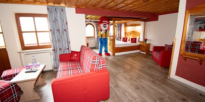 Familienhotel - Suiten mit extra Kinderzimmer - Bayern - 1 - Raum Suite mit Doppelbett, Etagenbett und Sofa - Familotel Der Böhmerwald