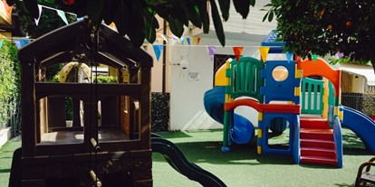 Familienhotel - WLAN - Italien - Kinderspielplatz im Garten vom Doge Hotel Alba Adriatica - Hotel Doge