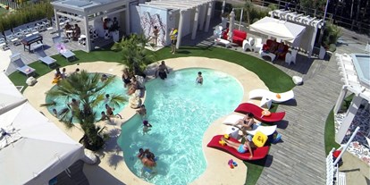 Familienhotel - Pools: Außenpool nicht beheizt - Teramo - Schwimmbad im Privatstrand im Doge Hotel Alba Adriatica 3 Sterne - Hotel Doge