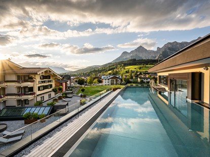 Familienhotel - Pools: Infinity Pool - Kitzbühel - die HOCHKÖNIGIN Mountain Resort