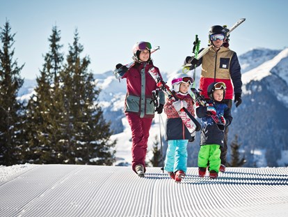 Familienhotel - Garten - Skifahren mit der ganzen Familien in Saalbach Hinterglemm © Mirja Geh, Saalbach.com - 4****S Hotel Hasenauer
