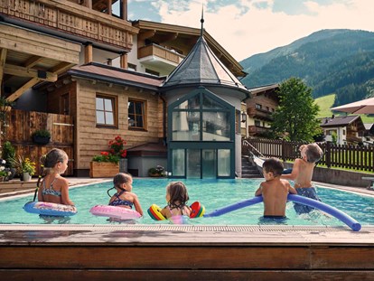 Familienhotel - Ausritte mit Pferden - Oberndorf in Tirol - 4****S Hotel Hasenauer