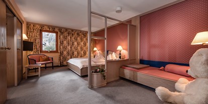 Familienhotel - Spielplatz - Döbriach - Schlafzimmer Grande Suite superieur Sterntaler mit 3 Betten - Hotel St. Oswald