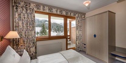 Familienhotel - Skilift - Kärnten - Elternschlafzimmer in der Familien-Luxussuite "Max & Moritz" - Hotel St. Oswald