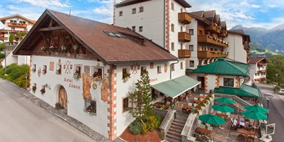 Familienhotel - Suiten mit extra Kinderzimmer - Serfaus - Außenansicht Sommer - Leading Family Hotel Löwe****s