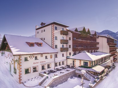 Familienhotel - Pools: Außenpool beheizt - Kühtai - Außenansicht Winter - Leading Family Hotel Löwe****s
