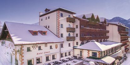 Familienhotel - Suiten mit extra Kinderzimmer - Serfaus - Außenansicht Winter - Leading Family Hotel Löwe****s