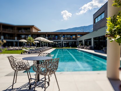 Familienhotel - Pools: Infinity Pool - Dimaro - Sportbecken mit 25m  - SONNEN RESORT ****S
