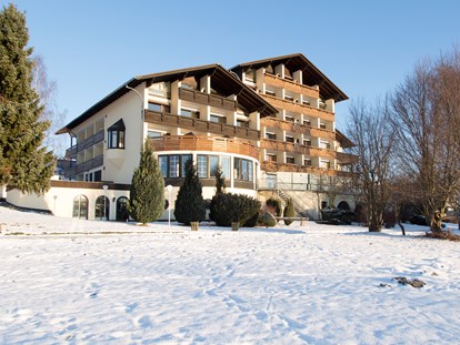 Familienhotel - Suiten mit extra Kinderzimmer - Bad Lauterberg im Harz - Sonnenhotel Wolfshof im Winter - Der WOLFSHOF