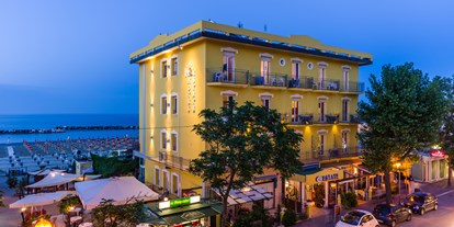Familienhotel - Verpflegung: Frühstück - Riccione - Hotel Direkt am Strand - Hotel Estate