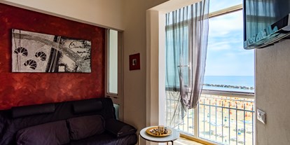 Familienhotel - Einzelzimmer mit Kinderbett - Cesenatico, Italien - Suite mit Direkten Meerblick - Hotel Estate