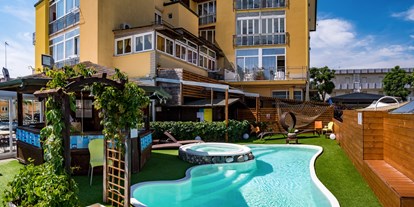 Familienhotel - Pools: Außenpool beheizt - Emilia Romagna - Schwimmbad - Hotel Estate