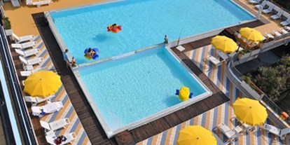 Familienhotel - Garten - Zadina di Cesenatico - Beheizter Swimming-Pool (24°G.) - Club Family Hotel Costa dei Pini Cervia