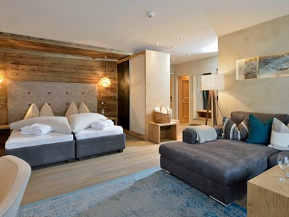 Familienhotel - Umgebungsschwerpunkt: Strand - Walchsee - Großes Zimmer mit Doppelbett - Familienparadies Sporthotel Achensee****