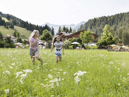 Familienhotel - Ausritte mit Pferden - Garmisch-Partenkirchen - Kinder auf der Wiese - Familienparadies Sporthotel Achensee****