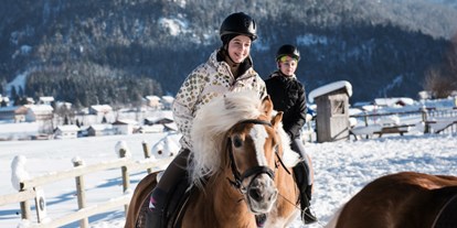 Familienhotel - Ausritte mit Pferden - Tirol - Reiten und Reitunterricht - Familienparadies Sporthotel Achensee****