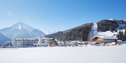 Familienhotel - Umgebungsschwerpunkt: Fluss - Tirol - Außenansicht Winter - Familienparadies Sporthotel Achensee****