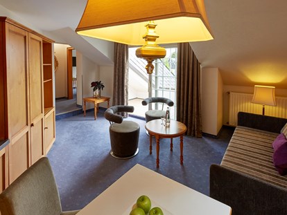 Familienhotel - Klassifizierung: 4 Sterne - Zimmerbeispiel Appartement Wohnbereich - Göbel's Landhotel