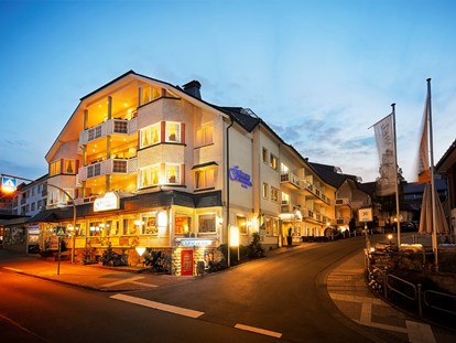 Familienhotel - Einzelzimmer mit Kinderbett - Schmallenberg - Außenaufnahme Göbel´s Landhotel - Göbel's Landhotel