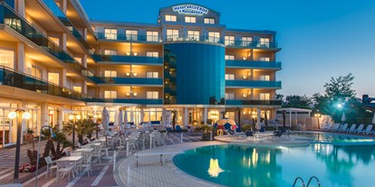 Familienhotel - Schwimmkurse im Hotel - Zadina di Cesenatico - Außenansicht mit Poolanlage - Hotel Valverde & Residenza
